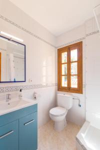 La salle de bains est pourvue de toilettes, d'un lavabo et d'un miroir. dans l'établissement Can Cega, à Bunyola