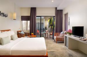 ein Schlafzimmer mit großem Bett und ein Wohnzimmer in der Unterkunft SK Residence in Siem Reap