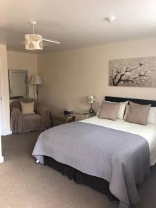 A bed or beds in a room at Newent Golf Club and Lodges 