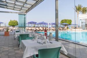 Bazén v ubytování Hotel Las Costas nebo v jeho okolí