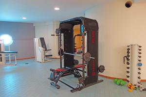 ein Zimmer mit einem Fitnessraum mit einer Kraftmaschine in der Unterkunft Marbella House Penthouse 78 in Marbella