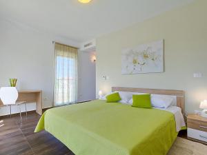 1 dormitorio con cama verde y escritorio en Villa Lungera, en Štinjan 26 fotos más