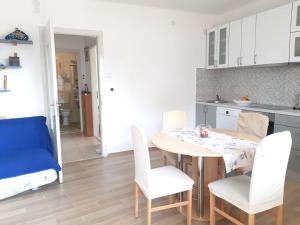 una cucina e una sala da pranzo con tavolo e sedie di Nina, apartment in city centre a Spalato (Split)