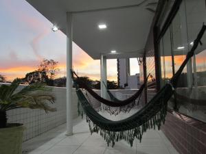 a hammock hanging from the side of a building at Hotel Maysa Caruaru in Caruaru