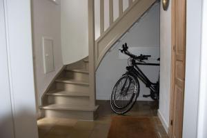 una bicicleta estacionada en un pasillo junto a una escalera en Hamiltonhouse en Brujas