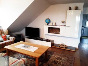 a living room with a couch and a coffee table at Ferienwohnung Farrenkopf in Hambrunn
