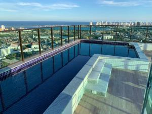 una piscina en la parte superior de un edificio en Beach Class Ilha do Leite, en Recife