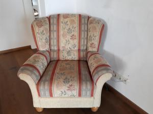 a couch sitting against a wall in a room at Ferienwohnung Farrenkopf in Hambrunn