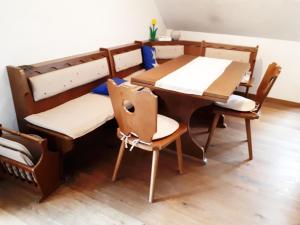 ein Zimmer mit einem Tisch und 2 Stühlen sowie einem Tisch und Stühlen in der Unterkunft Ferienwohnung Farrenkopf in Hambrunn