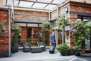 Framhlið eða inngangur Camden Court Hotel