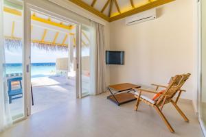 TV a/nebo společenská místnost v ubytování Sun Siyam Iru Veli - 24 Hours Premium All-Inclusive with Free Transfers