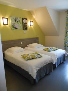 Un pat sau paturi într-o cameră la Hôtel L'Argonn' Auberge