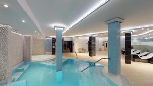 Бассейн в HL Suitehotel Playa del Inglés - Adults Only или поблизости