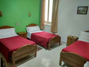 A bed or beds in a room at Hostal Gaudí