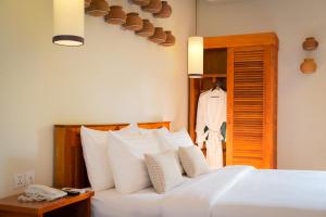 ein Schlafzimmer mit einem weißen Bett mit weißen Kissen in der Unterkunft SK Residence in Siem Reap + 33 Fotos