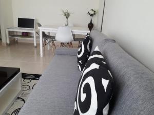 ein Sofa mit Kissen darauf im Wohnzimmer in der Unterkunft Apartamento Baroña in Porto do Son