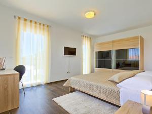 Un dormitorio con una cama grande con una ventana grande. en Villa Lungera, en Štinjan