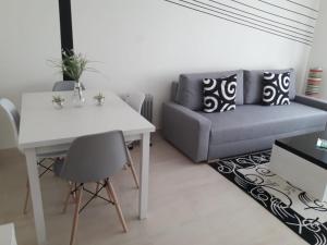 a living room with a couch and a table at Apartamento Baroña in Porto do Son