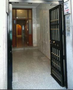 une porte ouverte dans un bâtiment avec un couloir dans l'établissement Hostal Gaudí, à Madrid