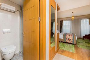 Il comprend une chambre et une salle de bains pourvue de toilettes. dans l'établissement Obelisk Hotel & Suites, à Istanbul 46 autres photos