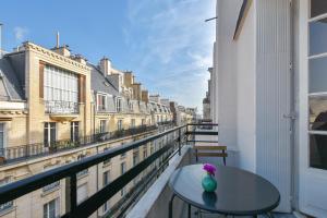 Foto da galeria de Design apartment with terrace by Weekome em Paris