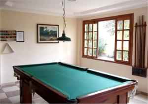 una sala de billar con una mesa de billar verde en Pousada da Figueira, en Conservatória