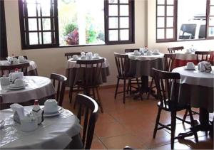 A restaurant or other place to eat at Pousada da Figueira