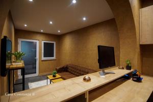 a living room with a desk with a television on it at Casa Constanza Hotel Garni in Friedrichshafen