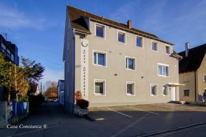 um edifício com um sinal na lateral em Casa Constanza Hotel Garni em Friedrichshafen