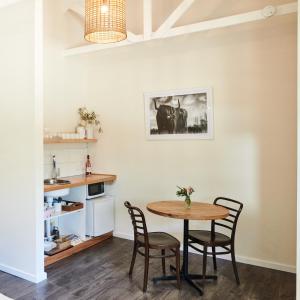 uma sala de jantar com mesa e cadeiras em Eastern Hill Creswick em Creswick