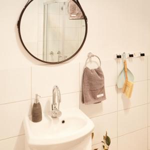 a bathroom with a sink and a mirror at Eastern Hill Creswick in Creswick +41 photos
