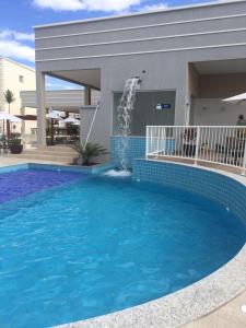 une grande piscine avec une fontaine dans l'établissement Encontro das Aguas, à Caldas Novas