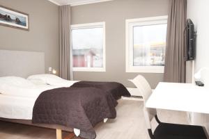 Postel nebo postele na pokoji v ubytování Napoli Resturant & Hotell AS
