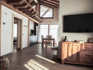 TV a/nebo společenská místnost v ubytování Tilio Chalet