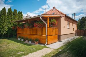 Una casa con macetas al costado. en Jázmin Apartmanház en Demjén