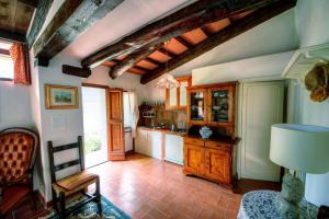 A kitchen or kitchenette at B&B Villa Garden