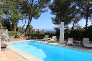 a swimming pool with lounge chairs and a swimming pool at Villa Es Pont, bis 10Pers, BBQ in Son Vida