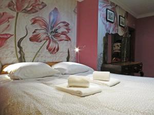 リスボンにあるCasa da Xanaのベッドルーム1室(ベッド1台、タオル2枚付)