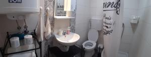 ノヴィサドにあるHome away from homeのトイレと洗面台のある小さなバスルーム +9枚の写真