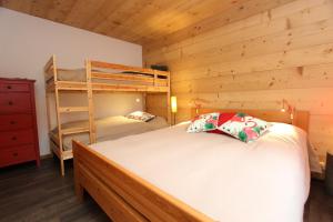 - une chambre avec 2 lits superposés et une échelle dans l'établissement Les Erables, à Château-d'Oex