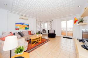 salon z kanapą i stołem w obiekcie ALEGRIA ID106 w mieście Torrevieja