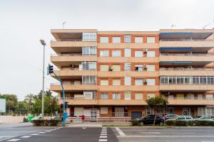 apartamentowiec z światłem drogowym przed nim w obiekcie ALEGRIA ID106 w mieście Torrevieja