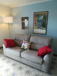 a couch in a living room with red pillows at Costamare in Monterosso al Mare