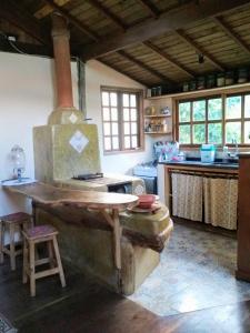 a kitchen with an old stove in a room at Chalé Solar no Matutu in Aiuruoca