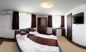 Ένα ή περισσότερα κρεβάτια σε δωμάτιο στο CASA RAZVAN EFORIE