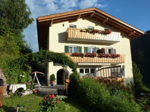 una casa con un balcone fiorito di Sonnleitn a Laion