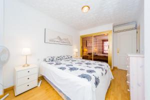 biała sypialnia z łóżkiem i oknem w obiekcie ALEGRIA ID106 w mieście Torrevieja