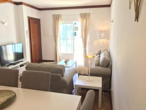 Sala de estar con 2 sofás y TV en Seaview Benagil Villa 15, en Benagil