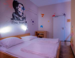 Postel nebo postele na pokoji v ubytování Sunflower Hostel Berlin
