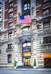 una bandera americana en el frente de un edificio en The Hotel at Fifth Avenue, en Nueva York